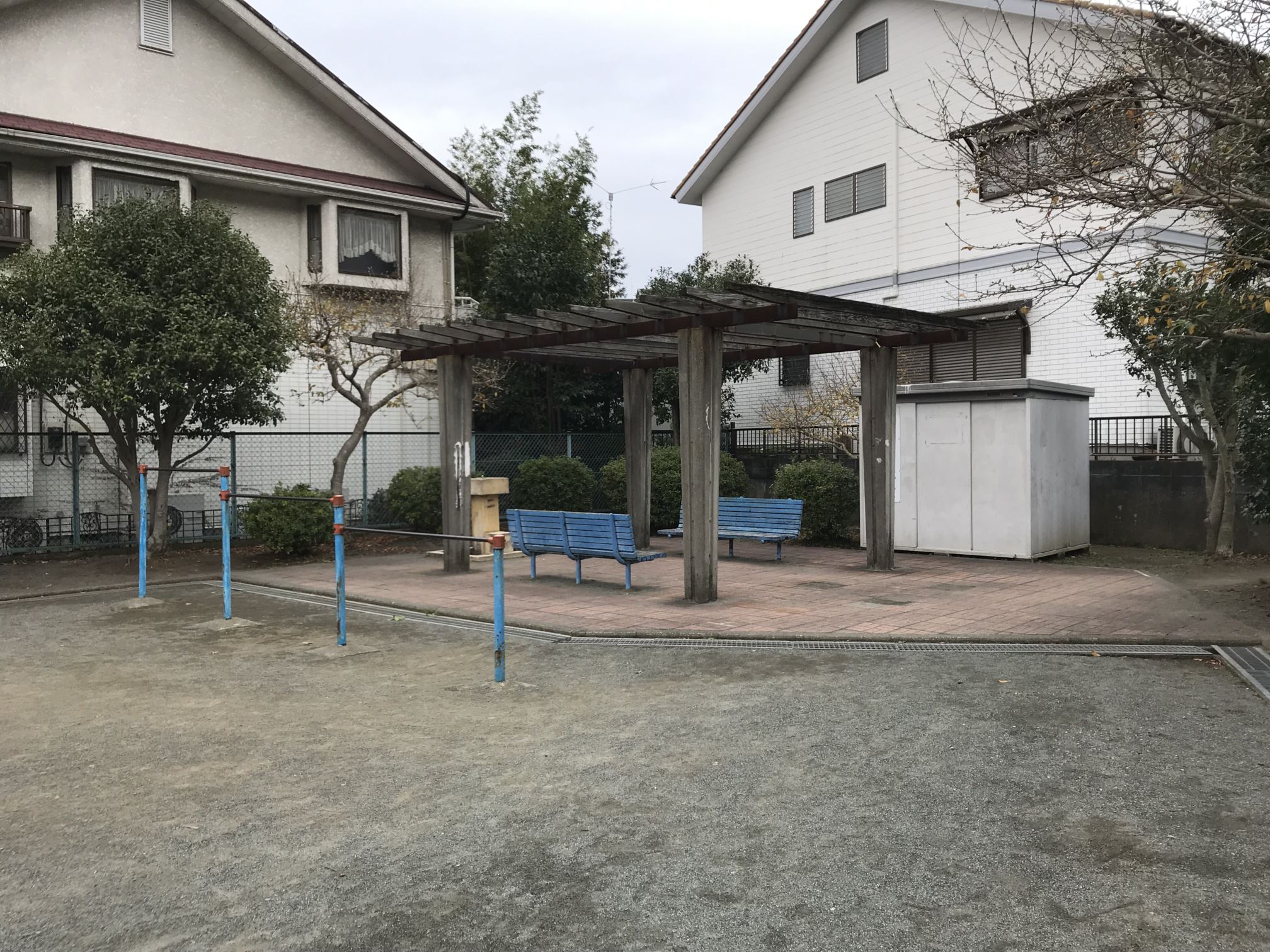 勝負前公園：鉄棒とベンチ。水道もあります。 お母さんの休憩にも良い、ゆったりめスペースですね^^